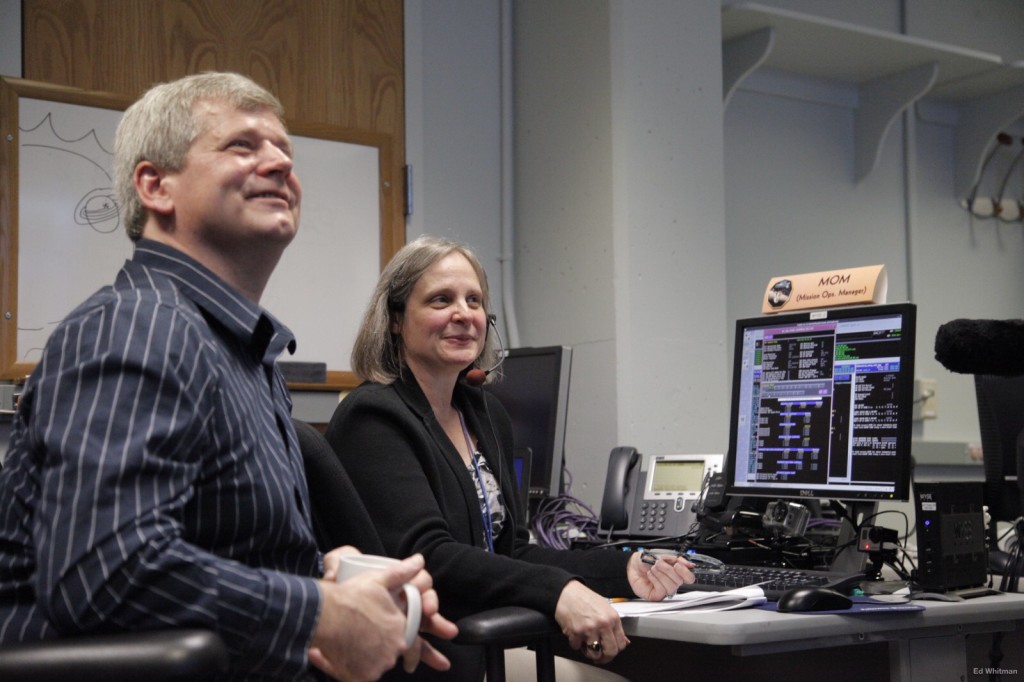 Alice Bowman, New Horizons Mission Operations Manager (MOM), on console [Image copyright: NASA.gov]